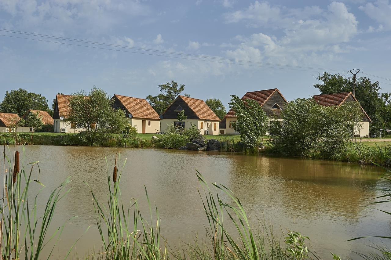 Hotel Le Lac Bleu Lacapelle-Marival Exterior foto